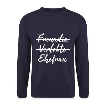 Nicht Freundin, sondern Ehefrau - Geschenkidee - Unisex Pullover - Navy - Vorne - Alina (178cm) & Michal (187cm)
