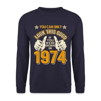 50. Geburtstag Jahrgang 1974 geboren 1974 - Unisex Pullover - Navy - Vorne - Alina (178cm) & Michal (187cm)