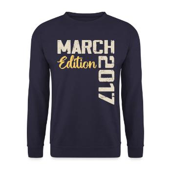 März 2017 Geburtstagsgeschenk März 2017 - Unisex Pullover - Navy - Vorne - Alina (178cm) & Michal (187cm)