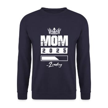 Mama 2025 Loading Mom - Unisex Pullover - Navy - Vorne - Alina (178cm) & Michal (187cm)