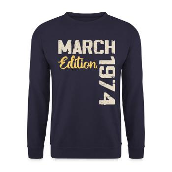 März 1974 Geburtstagsgeschenk März 1974 - Unisex Pullover - Navy - Vorne - Alina (178cm) & Michal (187cm)