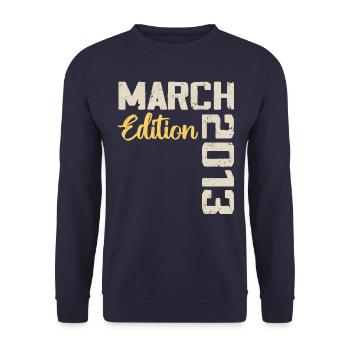 März 2013 Geburtstagsgeschenk März 2013 - Unisex Pullover - Navy - Vorne - Alina (178cm) & Michal (187cm)