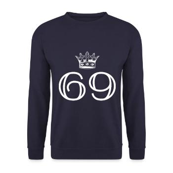 69 Zahl Krone - Unisex Pullover - Navy - Vorne - Alina (178cm) & Michal (187cm)