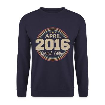 April 2016 Geburtstagsgeschenk April 2016 Retro - Unisex Pullover - Navy - Vorne - Alina (178cm) & Michal (187cm)