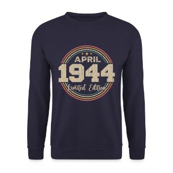 April 1944 Retro April 1944 Geburtstagsgeschenk - Unisex Pullover - Navy - Vorne - Alina (178cm) & Michal (187cm)