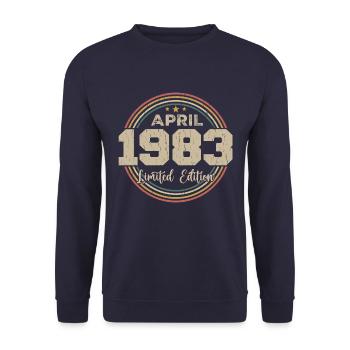 April 1983 Retro April 1983 Geburtstagsgeschenk - Unisex Pullover - Navy - Vorne - Alina (178cm) & Michal (187cm)