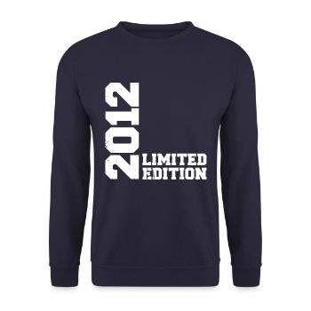 Cadeau Anniversaire Millésime 2012 Classique 2012 - Sweat-shirt Unisexe - marine - Devant - Alina (178cm) & Michal (187cm)