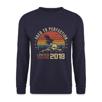 Jahrgang 2018 Limitierte Auflage 2018 Retro 2018 - Unisex Pullover - Navy - Vorne - Alina (178cm) & Michal (187cm)