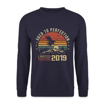Vintage 2019 Limited Edition 2019 Retro 2019 - Unisex Sweatshirt - navy - Front - Alina (178cm) & Michal (187cm)
