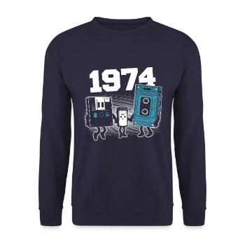 Jahrgang Jahrgang 1974 Geburtstagsgeschenk 1974 - Unisex Pullover - Navy - Vorne - Alina (178cm) & Michal (187cm)