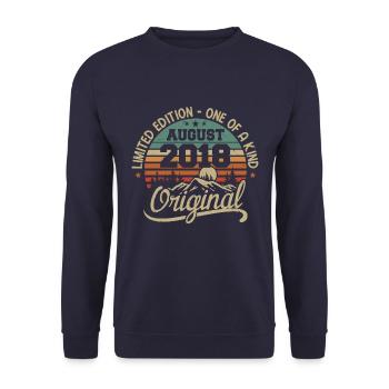 August 2018 Geburtstagsgeschenk - geboren im August 2018 - Unisex Pullover - Navy - Vorne - Alina (178cm) & Michal (187cm)
