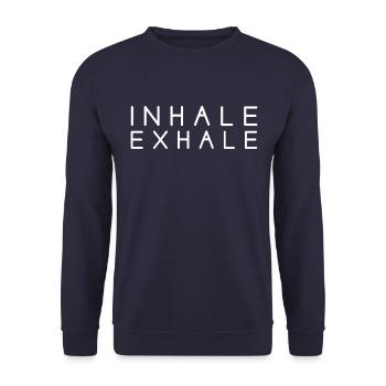 inhale exhale Yoga Spruch Schrift - Unisex Pullover - Navy - Vorne - Alina (178cm) & Michal (187cm)