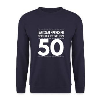 Langsam sprechen - Der Mann hier wird 50 Jahre - Unisex Pullover - Navy - Vorne - Alina (178cm) & Michal (187cm)