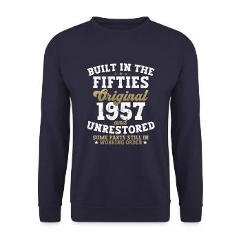 Built in the fifties 1957 65. Geburtstag Herren - Unisex Pullover - Navy - Vorne - Alina (178cm) & Michal (187cm)