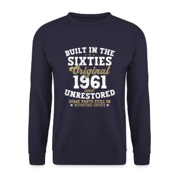 Built in the sixties 1961 61. Geburtstag Herren - Unisex Pullover - Navy - Vorne - Alina (178cm) & Michal (187cm)