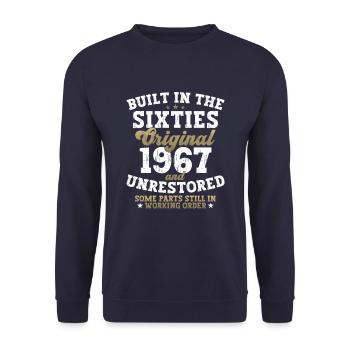 Built in the sixties 1967 55. Geburtstag Herren - Unisex Pullover - Navy - Vorne - Alina (178cm) & Michal (187cm)
