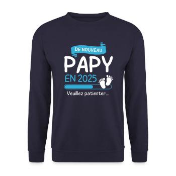De Nouveau Papy en 2025 cadeau futur Papi - Sweat-shirt Unisexe - marine - Devant - Alina (178cm) & Michal (187cm)
