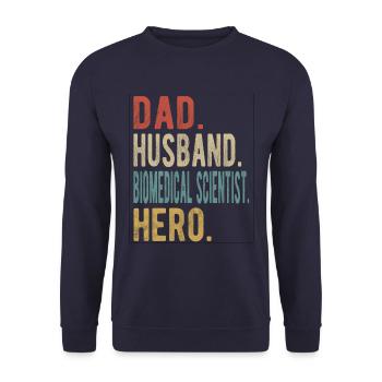 Scientifique biomédical Papa Mari Héros - Sweat-shirt Unisexe - marine - Devant - Alina (178cm) & Michal (187cm)