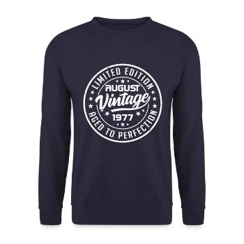 August 1977 Jahrgang 1977 August Geburtstagsgeschenk - Unisex Pullover - Navy - Vorne - Alina (178cm) & Michal (187cm)