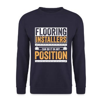 Les installateurs de revêtements de sol peuvent le faire dans n’importe quelle position - Sweat-shirt Unisexe - marine - Devant - Alina (178cm) & Michal (187cm)