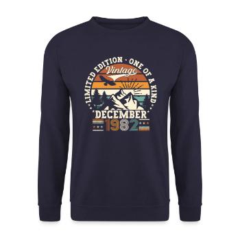 Décembre Né en 1982 Cadeau de 40e anniversaire - Sweat-shirt Unisexe - marine - Devant - Alina (178cm) & Michal (187cm)