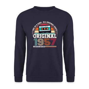 66. Geburtstag Mann Jahrgang 1957 März Kassette - Unisex Pullover - Navy - Vorne - Alina (178cm) & Michal (187cm)