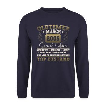 18. Geburtstag Mann März Jahrgang 2005 Oldtimer - Unisex Pullover - Navy - Vorne - Alina (178cm) & Michal (187cm)