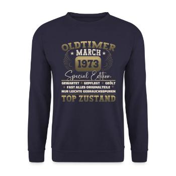 50. Geburtstag Mann März Jahrgang 1973 Oldtimer - Unisex Pullover - Navy - Vorne - Alina (178cm) & Michal (187cm)