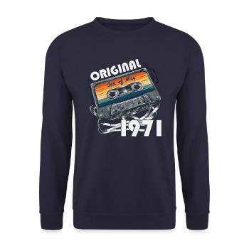 Kassette Mai 1971 Jahrgang 1971 Geburtstag 1971 - Unisex Pullover - Navy - Vorne - Alina (178cm) & Michal (187cm)