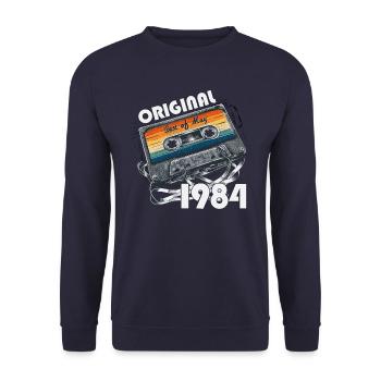 Kassette Mai 1984 Jahrgang 1984 Geburtstag 1984 - Unisex Pullover - Navy - Vorne - Alina (178cm) & Michal (187cm)