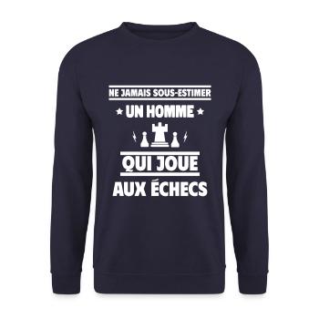 Ne sous-estimez jamais un homme qui joue aux échec - Sweat-shirt Unisexe - marine - Devant - Alina (178cm) & Michal (187cm)