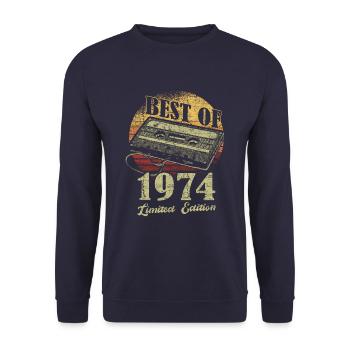 Best Of 1974 Retro Cassette Tape - Unisex Pullover - Navy - Vorne - Alina (178cm) & Michal (187cm)