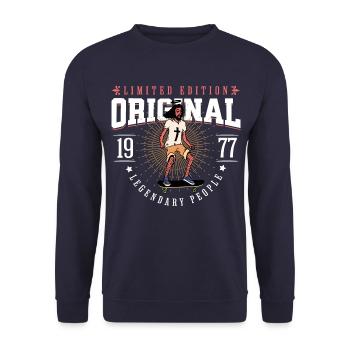 geboren 1977 Vintage Jahrgang 1977 Jesus Design - Unisex Pullover - Navy - Vorne - Alina (178cm) & Michal (187cm)