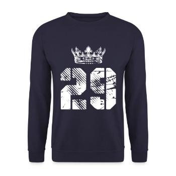 29 Zahl Krone - Unisex Pullover - Navy - Vorne - Alina (178cm) & Michal (187cm)