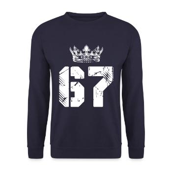 67 Zahl Krone - Unisex Pullover - Navy - Vorne - Alina (178cm) & Michal (187cm)