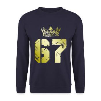 67 Zahl Krone - Unisex Pullover - Navy - Vorne - Alina (178cm) & Michal (187cm)
