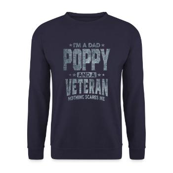 Ich bin ein Papa Poppy und ein Veteran Nichts macht mir Angst - Unisex Pullover - Navy - Vorne - Alina (178cm) & Michal (187cm)
