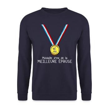 T-shirt Médaille d'or de la meilleure épouse - Sweat-shirt Unisexe - marine - Devant - Alina (178cm) & Michal (187cm)
