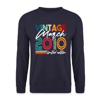 Vintage né Mars 2010 Anniversaire Mars 2010 - Sweat-shirt Unisexe - marine - Devant - Alina (178cm) & Michal (187cm)