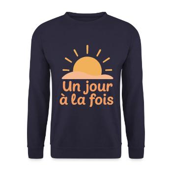 Un jour à la fois Humour Soleil - Sweat-shirt Unisexe - marine - Devant - Alina (178cm) & Michal (187cm)