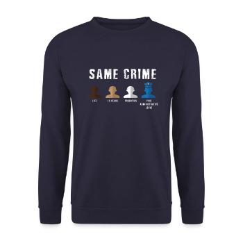 Chemise Same Crime - Protestation contre le racisme - Activiste - Sweat-shirt Unisexe - marine - Devant - Alina (178cm) & Michal (187cm)