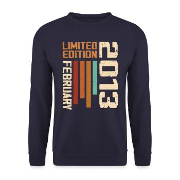 Born in February 2013 Retro 2013 Anniversary - Unisex Sweatshirt - navy - Front - Alina (178cm) & Michal (187cm)