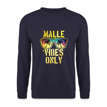 Malle Vibes Spruch - Unisex Pullover - Navy - Vorne - Alina (178cm) & Michal (187cm)