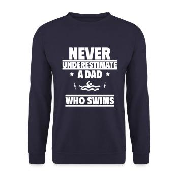 Never Underestimate a Dad Who Swims - Unisex Pullover - Navy - Vorne - Alina (178cm) & Michal (187cm)