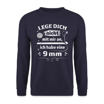 Lege dich nicht mit mir an, lustiges Häkelmotiv - Unisex Pullover - Navy - Vorne - Alina (178cm) & Michal (187cm)