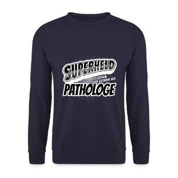 Superheld, clever getarnt als Pathologe - Unisex Pullover - Navy - Vorne - Alina (178cm) & Michal (187cm)
