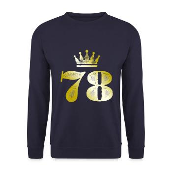 78 Zahl Krone Gold - Unisex Pullover - Navy - Vorne - Alina (178cm) & Michal (187cm)
