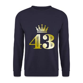 43 Zahl Krone Gold - Unisex Pullover - Navy - Vorne - Alina (178cm) & Michal (187cm)