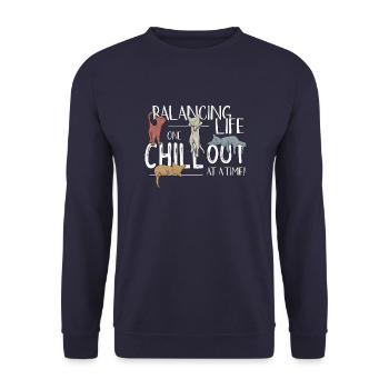 Équilibrer la vie Un Chill Out À La Fois Chat Rétro - Sweat-shirt Unisexe - marine - Devant - Alina (178cm) & Michal (187cm)