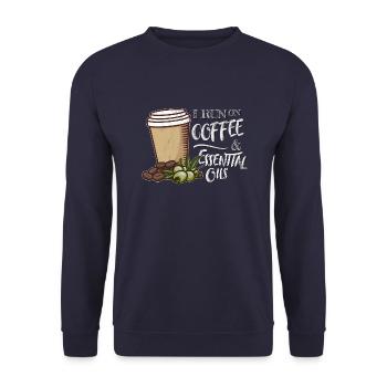 I Run On Coffee & Essential Oils Kaffee OlivenÖl - Unisex Pullover - Navy - Vorne - Alina (178cm) & Michal (187cm)
